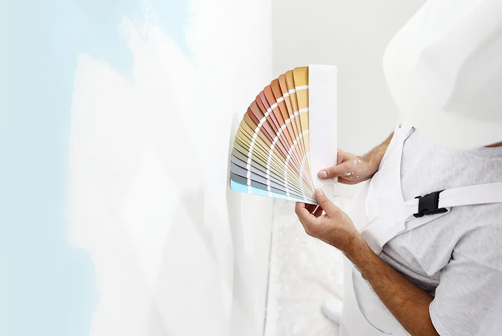 Maler mit Farbkarten - Bau Beso GmbH