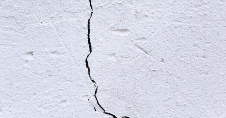 Vor der Rissverpressung: Ein Riss in der Wand