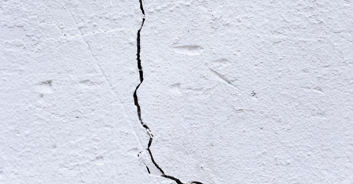 Vor der Rissverpressung: Ein Riss in der Wand